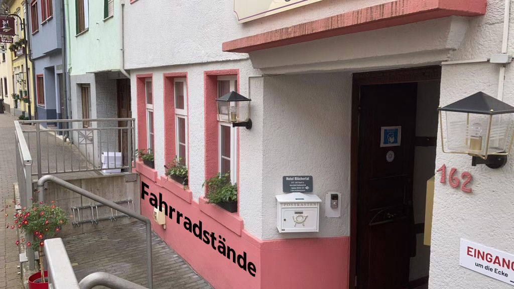 Fahrradständer am Hotel Blüchertal